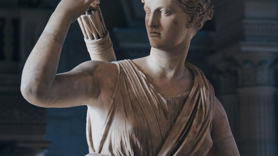 Statue of Artemis reaching for an arrow 