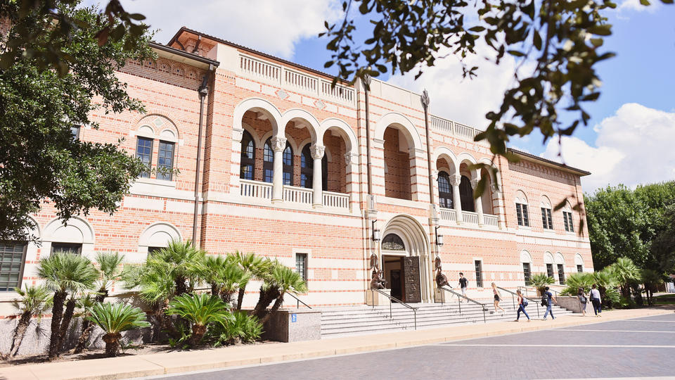 Students entering McNair hall building 