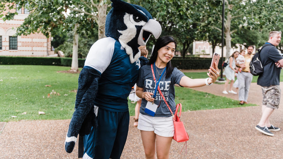 Alumni posing with JJ the mascot