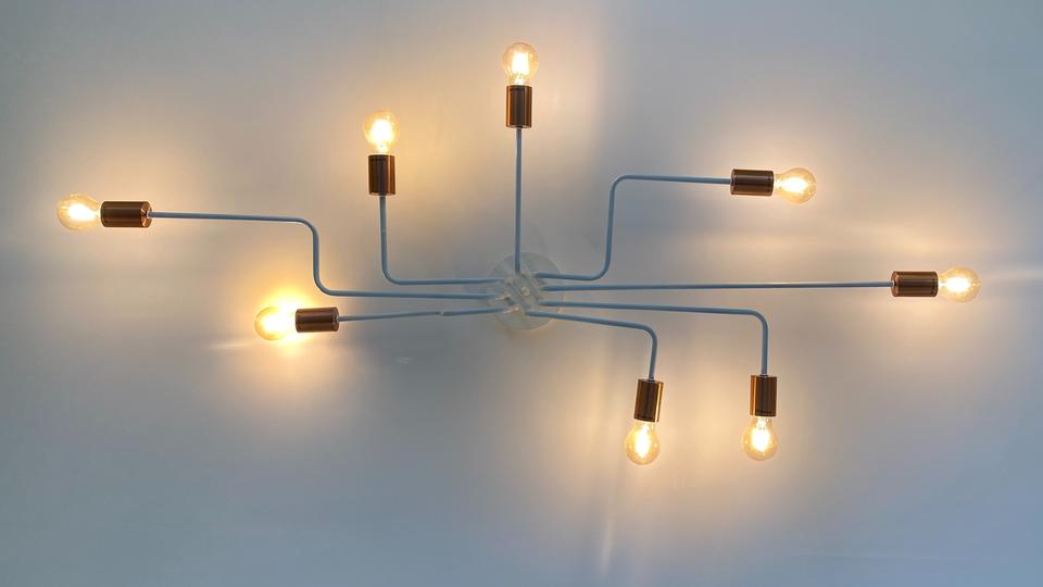 Fast Chats lightbulbs connection image from Unsplash