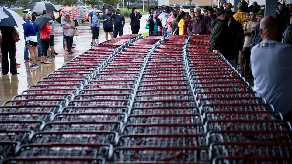 Lined up shopping carts outside HEB on a rainy day