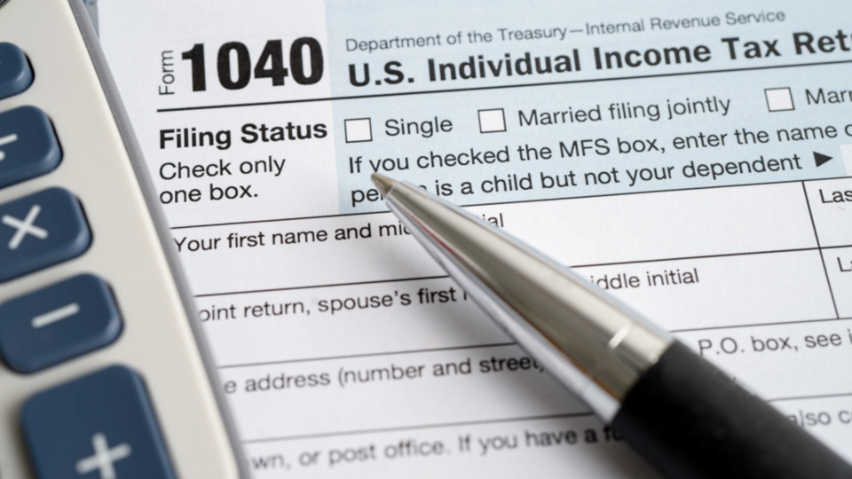 1040 tax form and pen