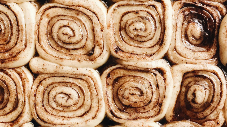 Raw cinnamon rolls packed tightly together