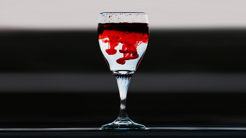 Corruption abroad/La corrupción gubernamental es destructiva para las empresas extranjeras Wine glass filled with red dye and water