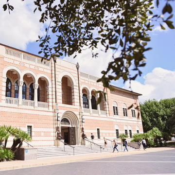 Students entering McNair hall building 